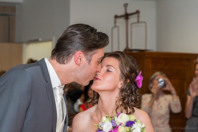13 - A la Mairie, le premier baiser d'époux - 305- ©S - copie.jpg