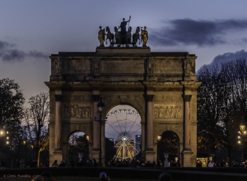 Extraordinaire perspective de l'arc de triomphe du Carrousel du Louvre jusqu'à La Défense, passant par le centre de la grande roue, l'obélisque de La Concorde et l'Arc de Triomphe de l'Etoile !