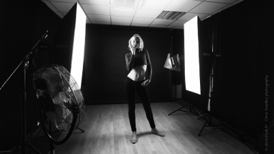 E-0362-©XS-16x9-N&B-Anastasia au studio - copie.jpg