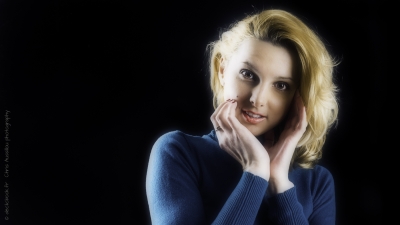 F-0331A-©XS-16x9-flou-Natalia au studio - copie.jpg