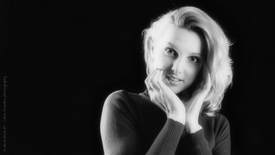 i-0331A-©XS-16x9-Hight Key-Anastasia au studio - copie.jpg