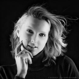 C-0367-©XS-1x1-N&B-Anastasia au studio - copie.jpg