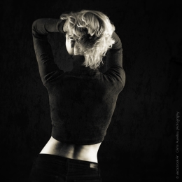 J-374CarreTP2F-©XS-Anastasia au studio - copie.jpg