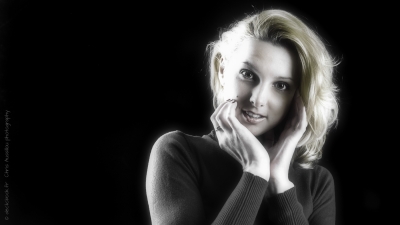 L-0331A-©XS-16x9-N&B=coul7-Anastasia au studio - copie.jpg