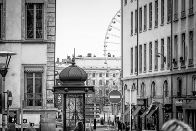 LYON-Insolite-(La grande roue en fond et aussi sur l'affiche publicitaire de la colonne au premier plan).